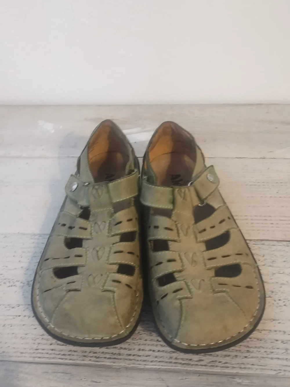 Girls  Green Cutout Comfort Sandals very good condition